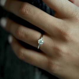 Rencontrez l'élégance intemporelle du solitaire 'Kate'