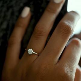 Rencontrez l'élégance intemporelle du solitaire 'Kate'