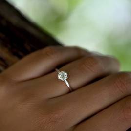 Rencontrez l'élégance intemporelle du solitaire 'Kate'
