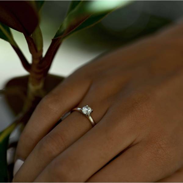 Rencontrez l'élégance intemporelle du solitaire 'Classique'