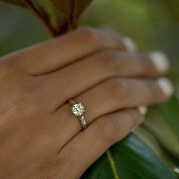 Rencontrez l'élégance intemporelle du solitaire 'Classique'