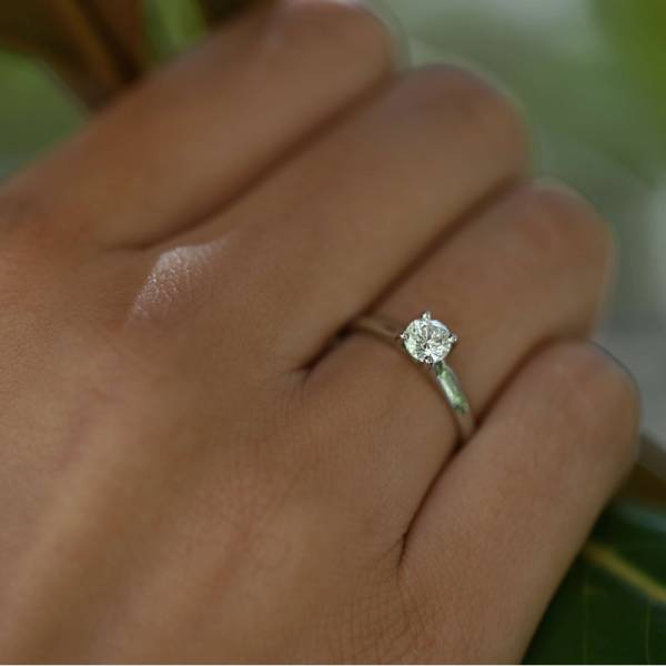 Rencontrez l'élégance intemporelle du solitaire 'Classique'